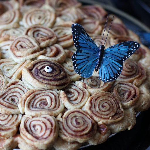 Halloween Cinnamon Roll Apple Pie (V)