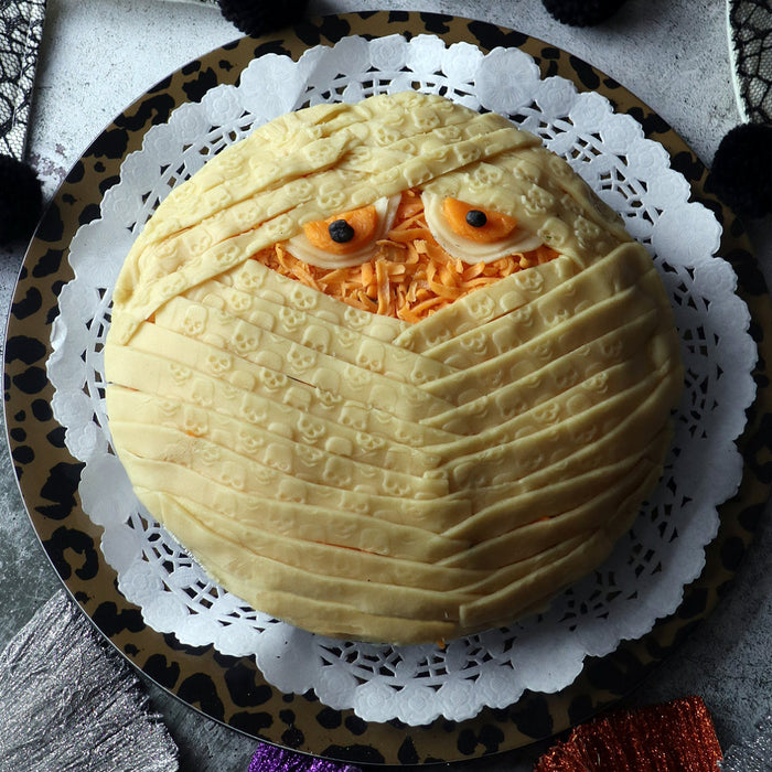 Halloween Mac & Cheese Mummy Pie (V)