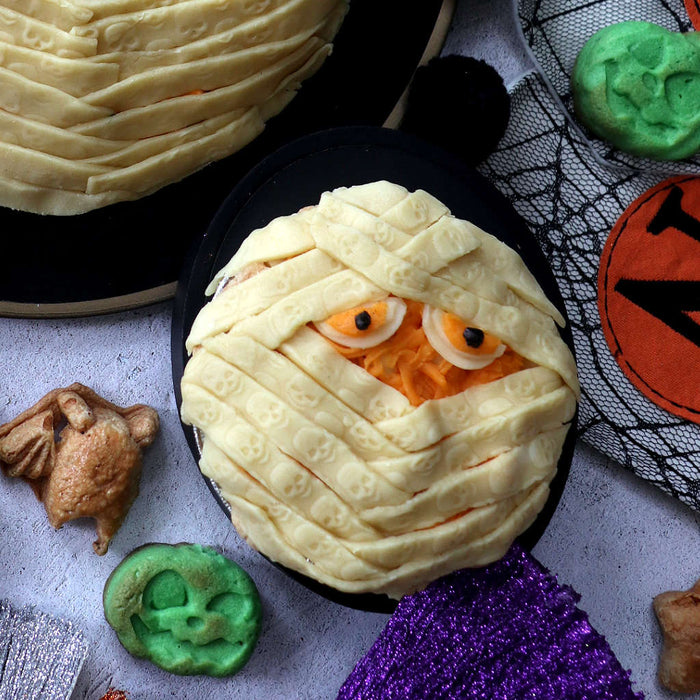 Halloween Mac & Cheese Mummy Pie (V)